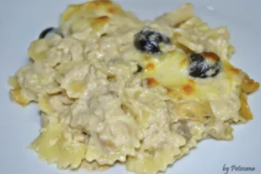 Massa gratinada com molho de iogurte, atum e cogumelos
