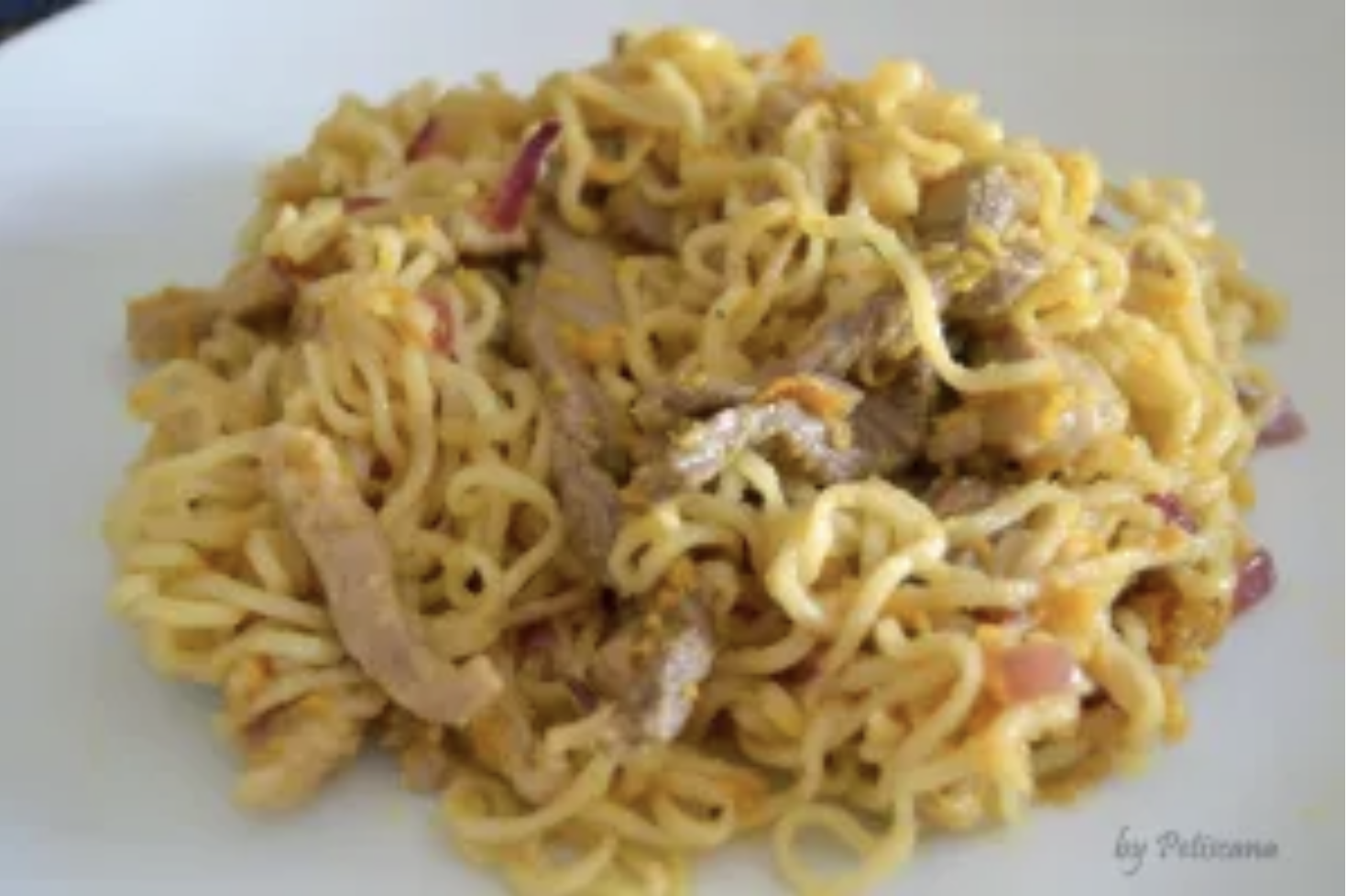 Noodles de porco e vaca com molho de manteia de amendoim