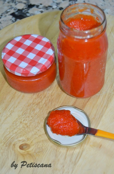 Pasta de pimentos vermelhos com alho e pimenta rosa