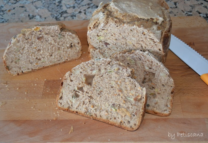 Pão com frutos secos, sementes e laranja [Nuts, seeds and orange bread]