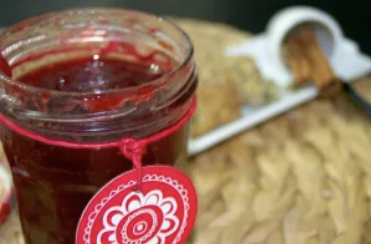Compota de morango com laranja e especiarias [Strawberry jam with orange and spices]