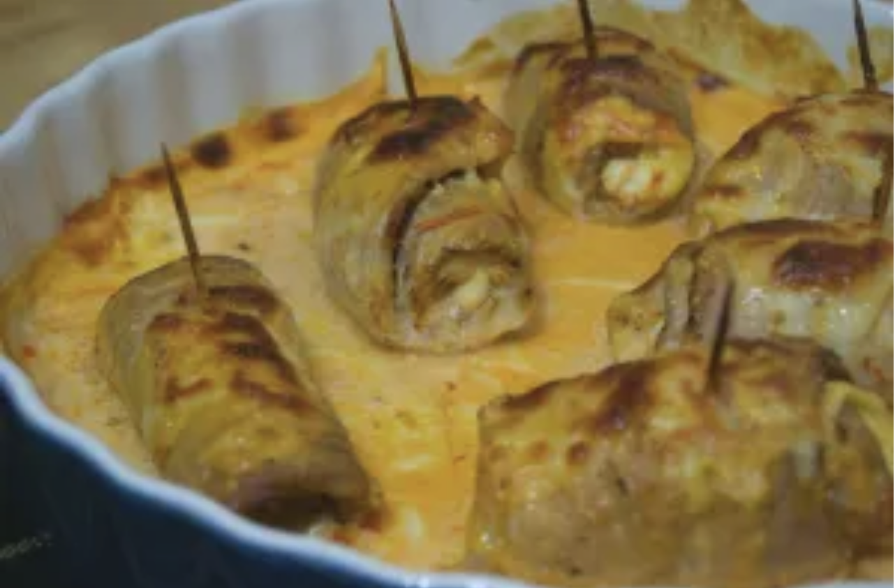 Rolinhos de carne com queijo [Pork and cheese rolls]