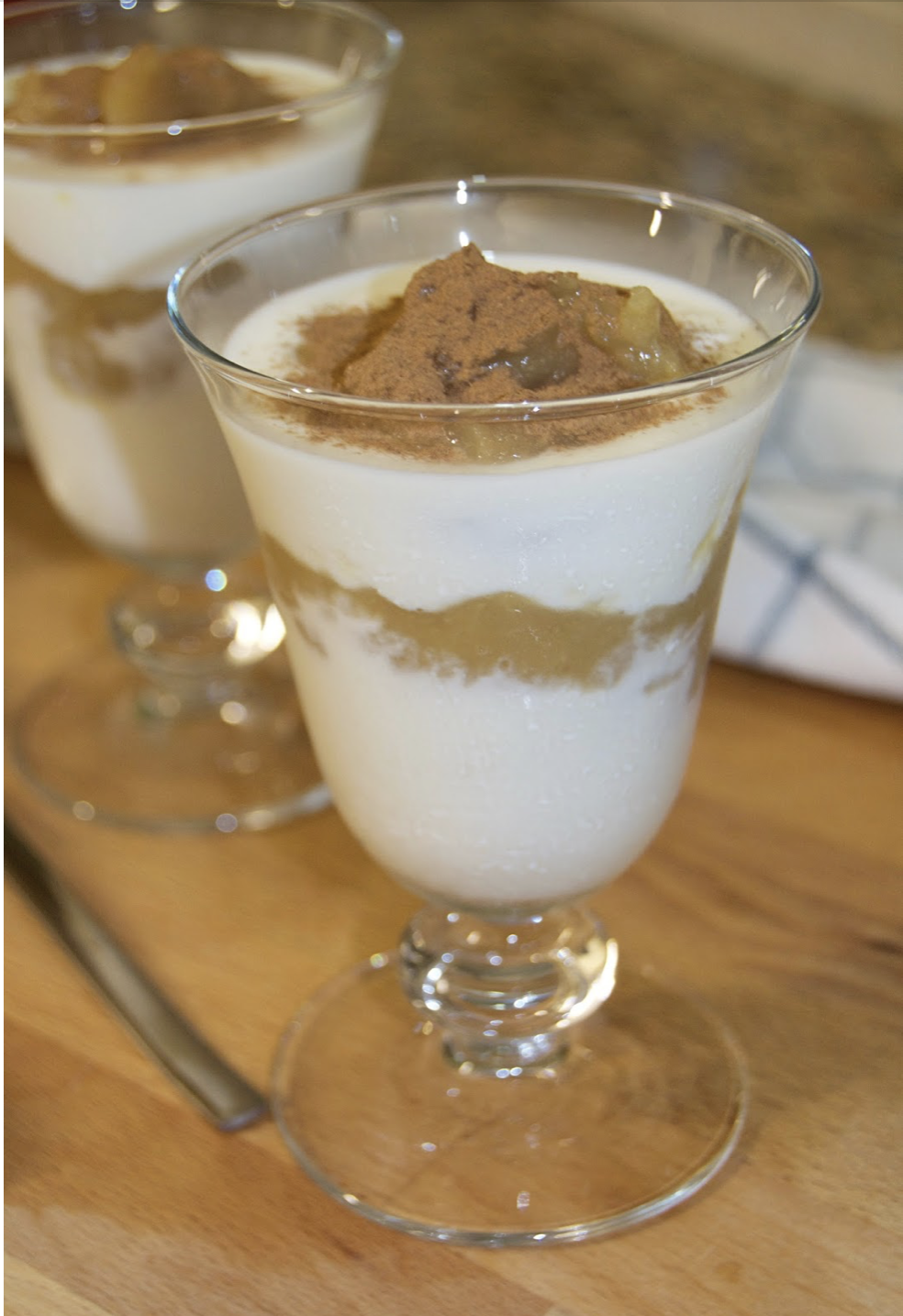 Sobremesa de iogurte com puré de maçã e marmelo [Yogurt with apple and quince puree]