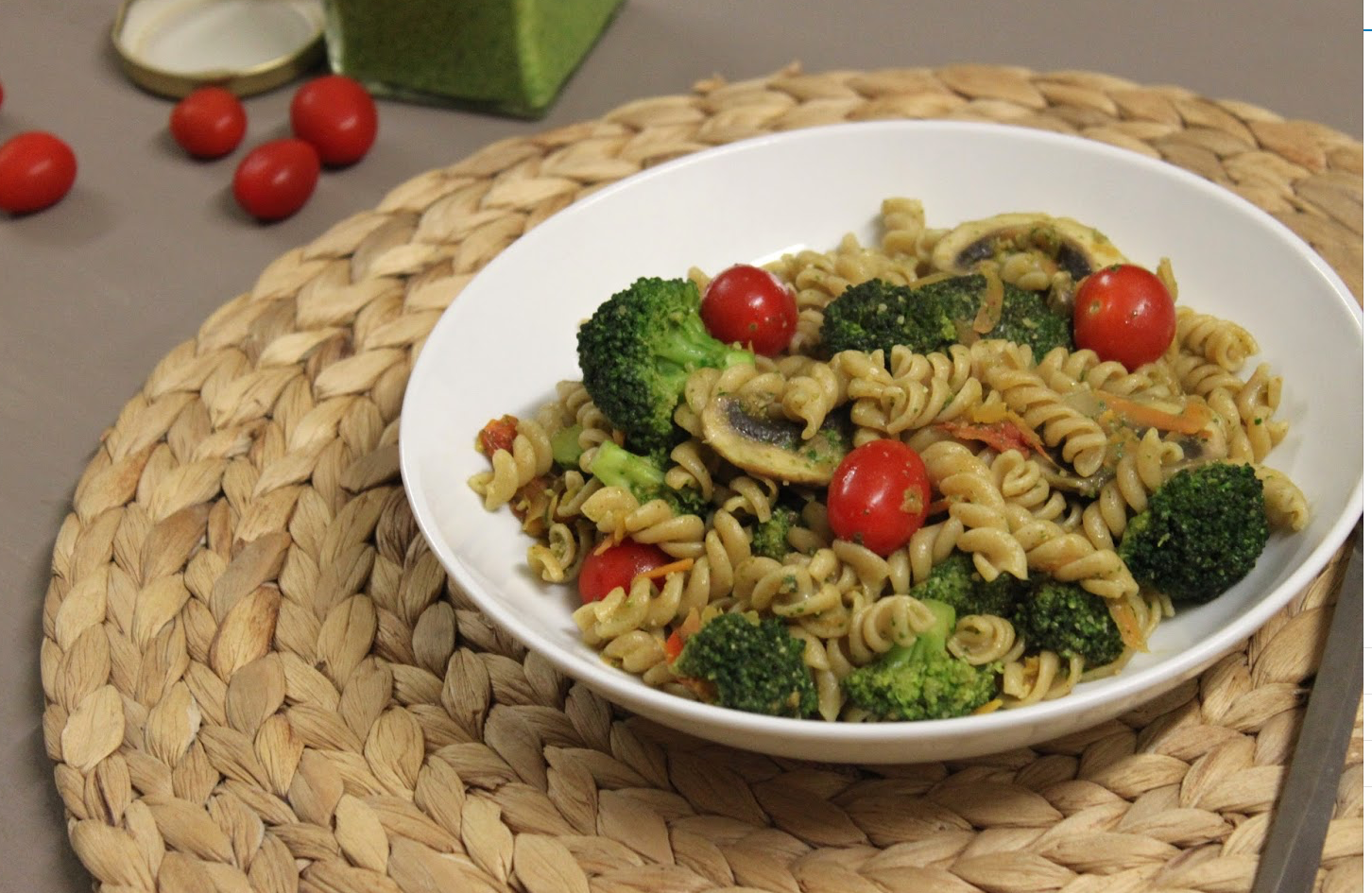 Fusilli integral com vegetais e pesto de rúcula [Whole wheat fusilli with vegetables and arugula pesto]