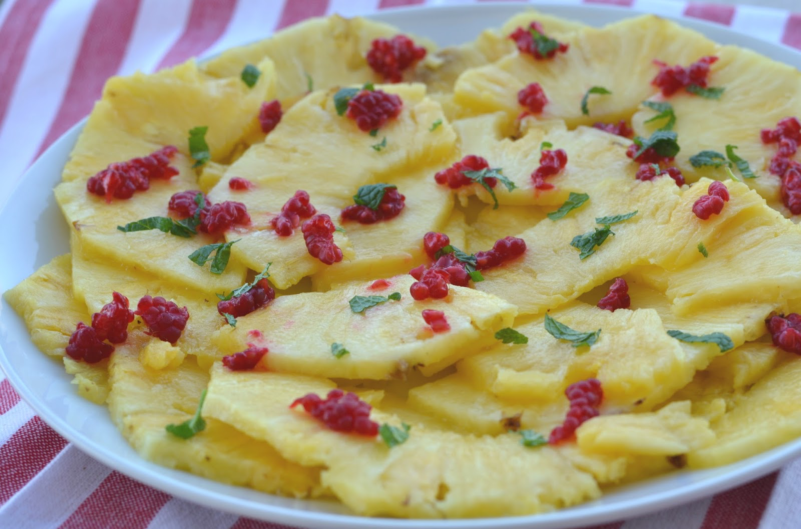 Carpaccio de abacaxi com framboesas e hortelã [Pineapple carpaccio with raspberries and mint]