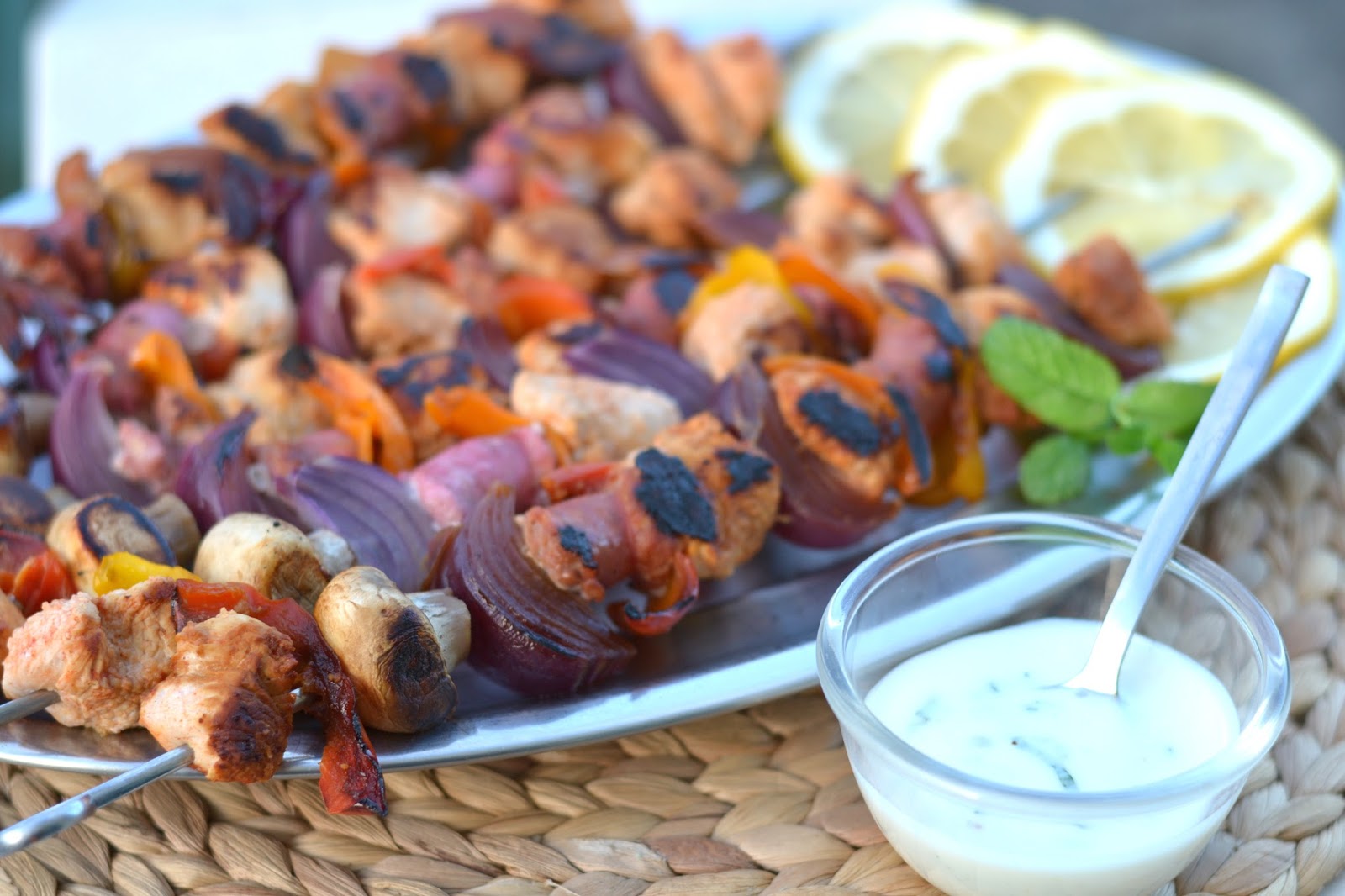 Espetadas de Frango com molho de iogurte e hortelã