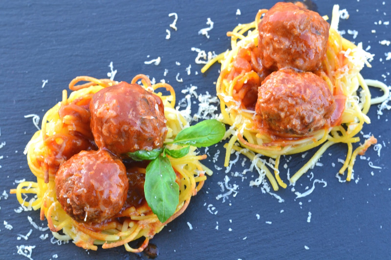 Almôndegas em cestos de esparguete