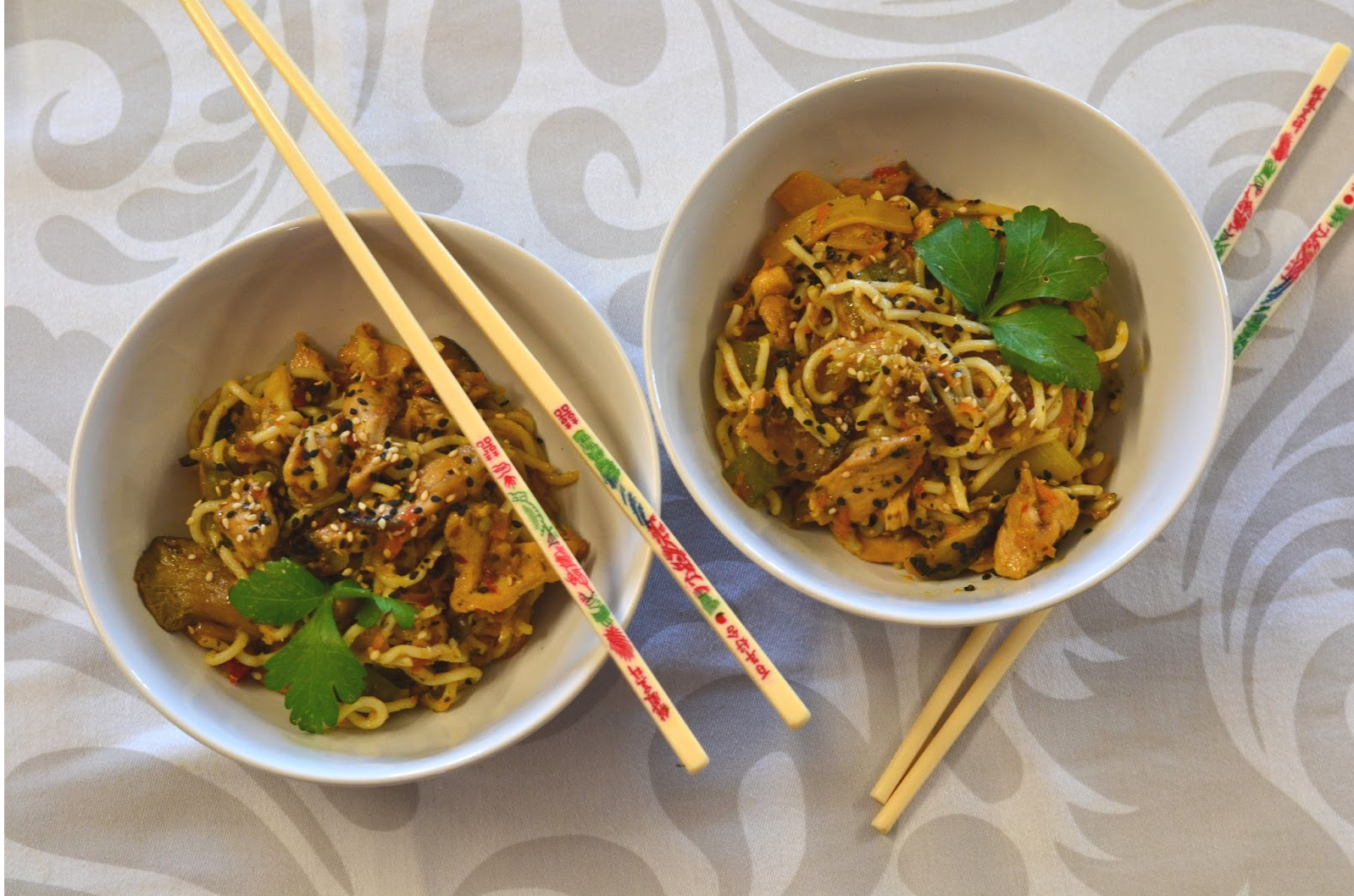 Chow mein de frango e legumes – Amoy