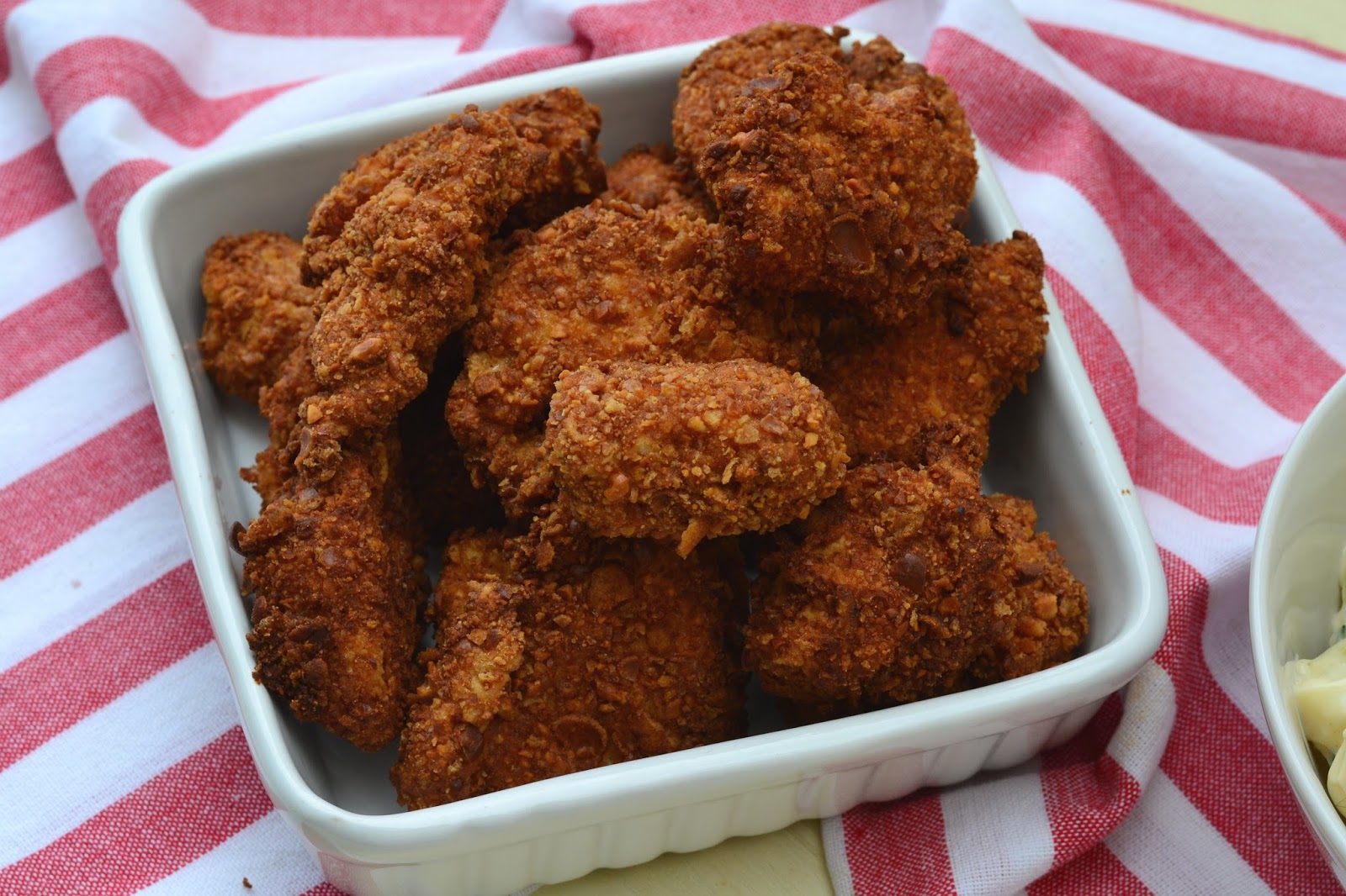 Nuggets de Frango com polme de amendoim e salada de batata