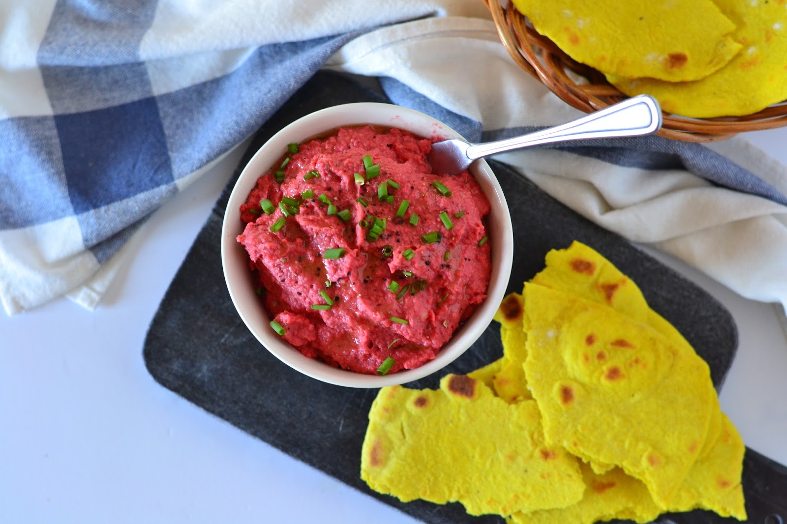 Pães de açafrão achatados com Houmous de beterraba
