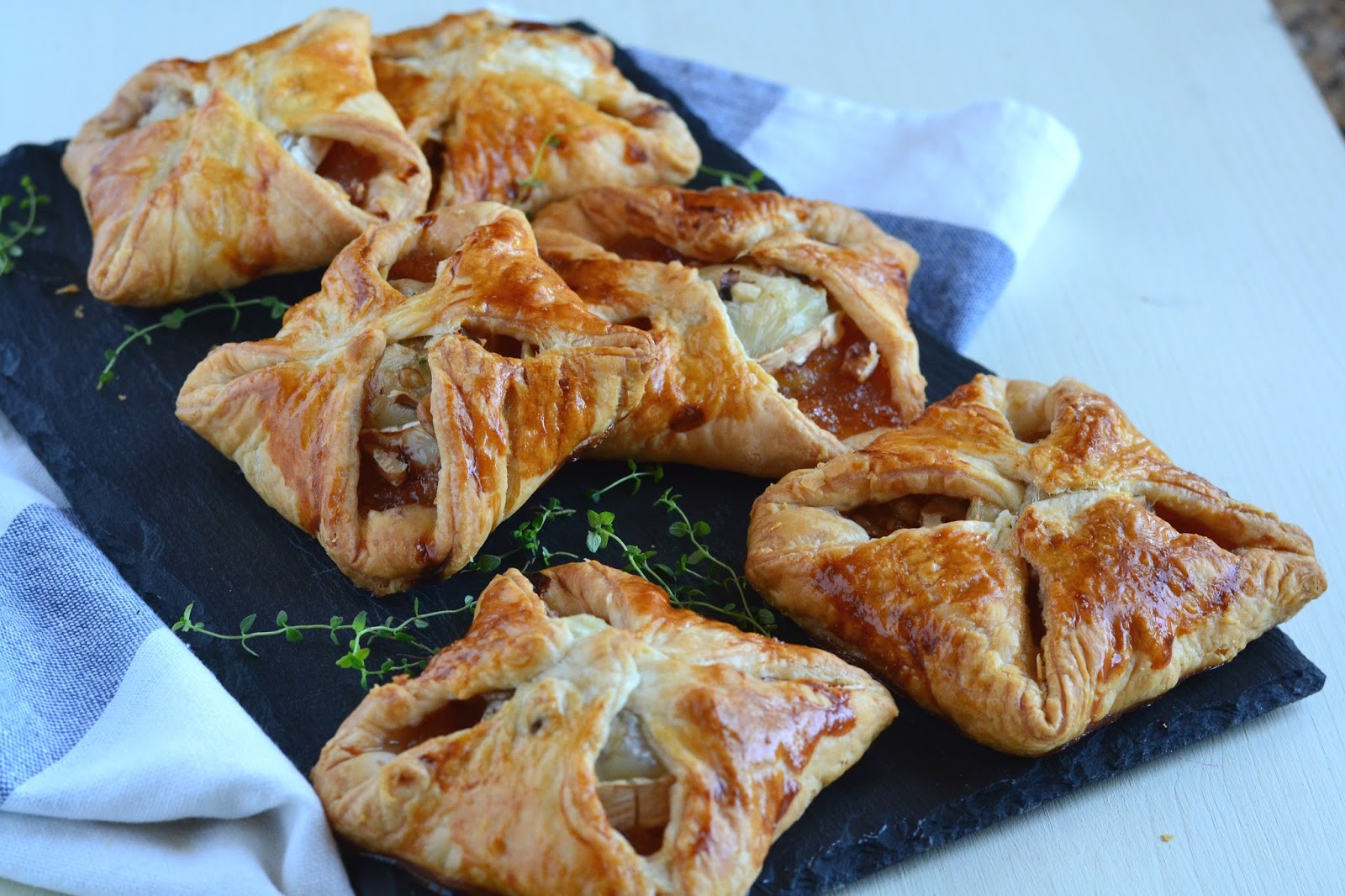 Folhados de queijo cabra com compota de maçã e nozes [Receita em vídeo]