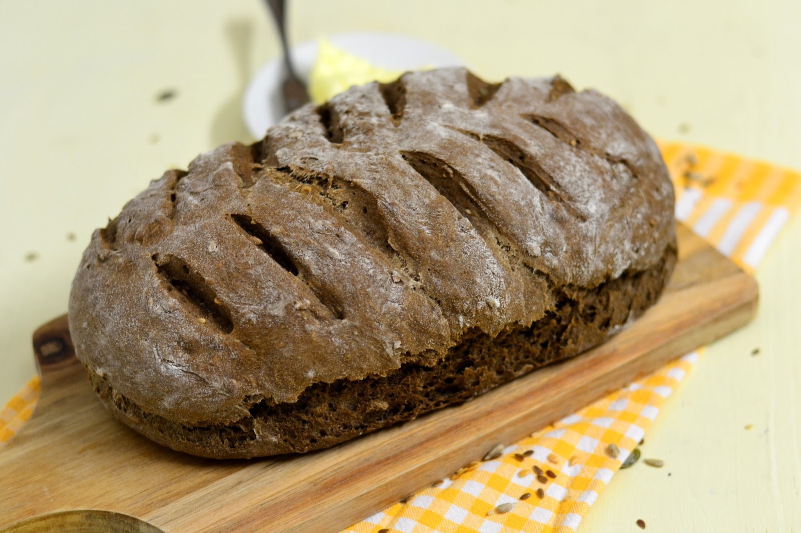 Pão de alfarroba e sementes, estaladiço por fora e fofinho por dentro