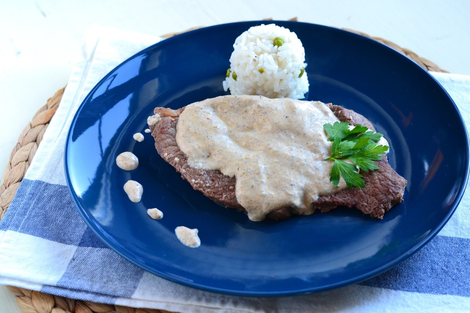Bifes de vaca ao molho cremoso de cogumelos