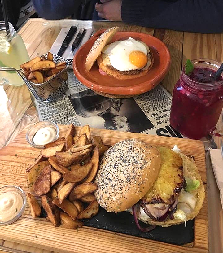 Hambúrgueres artesanais no 2Burguer Montijo