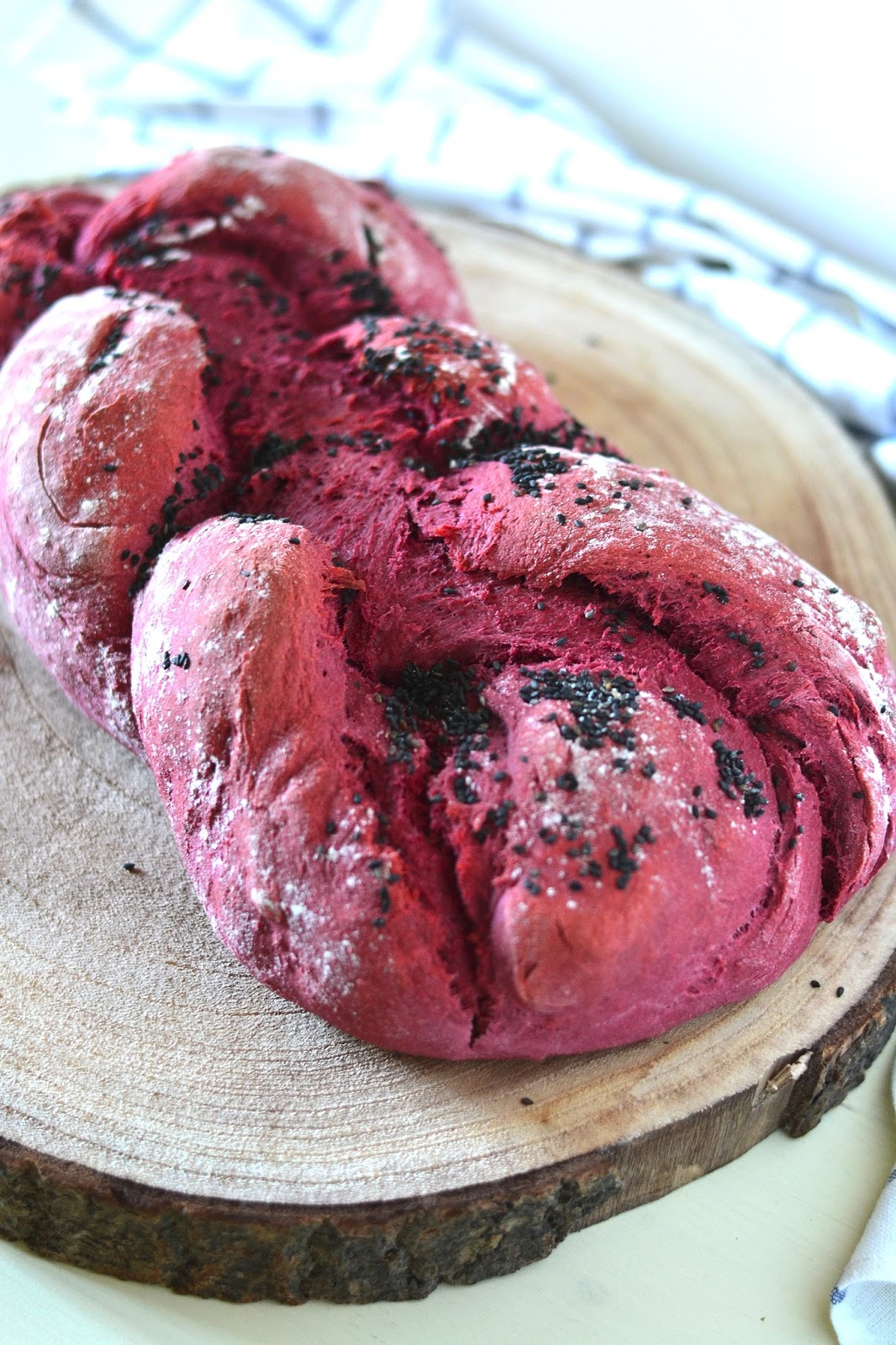 Pão entrançado de beterraba com sementes de sésamo pretas