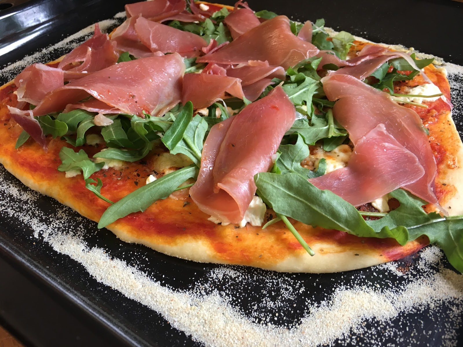 Pizza margherita com presunto e rúcula