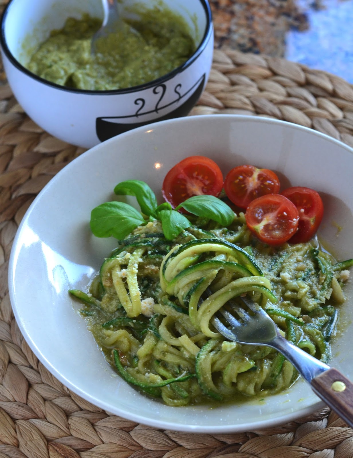 Noodles de courgette com pesto de abacate e nozes