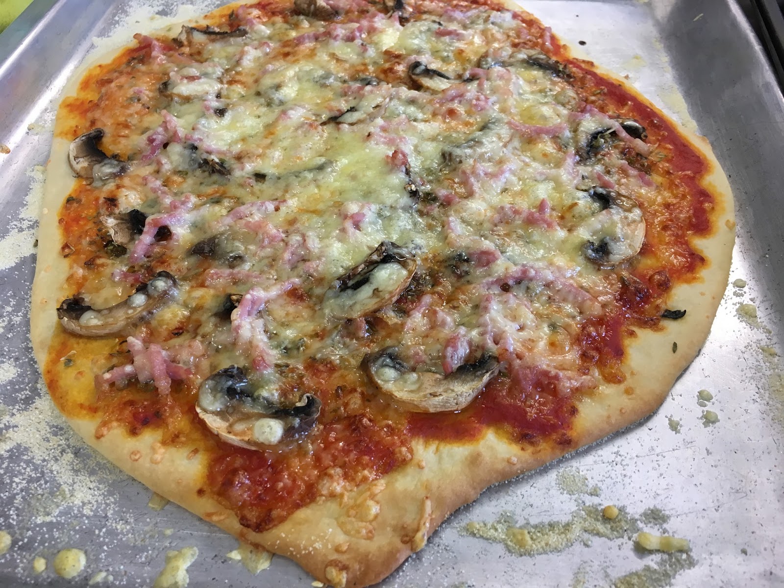 Pizza de bacon e cogumelos