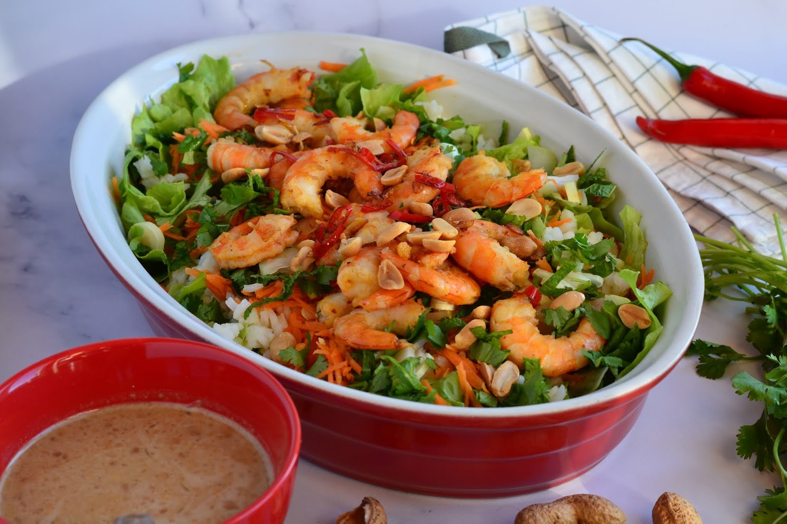 Salada Thai de camarão e amendoim