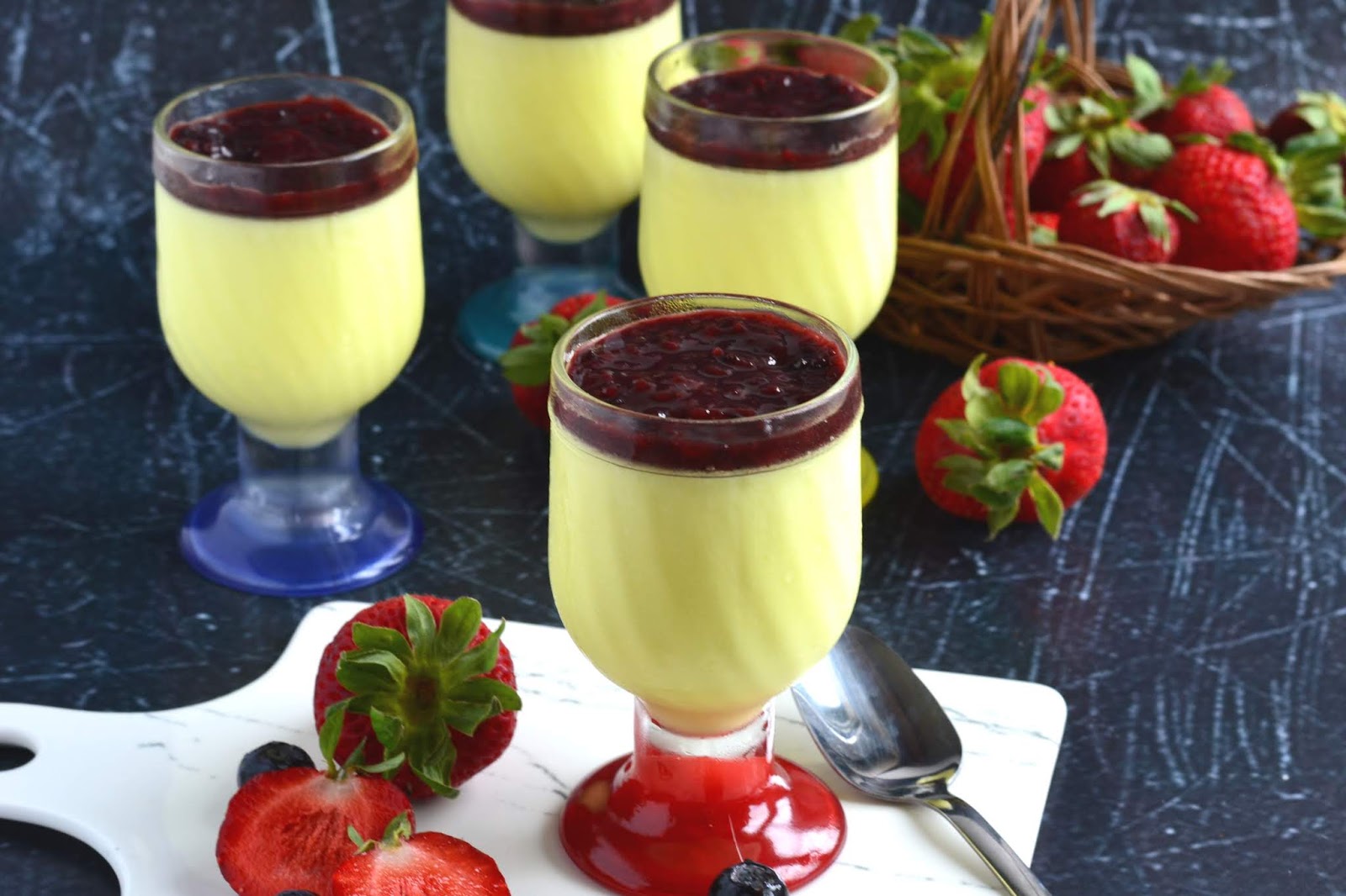 Pudim de queijo quark e limão com doce de frutos silvestres