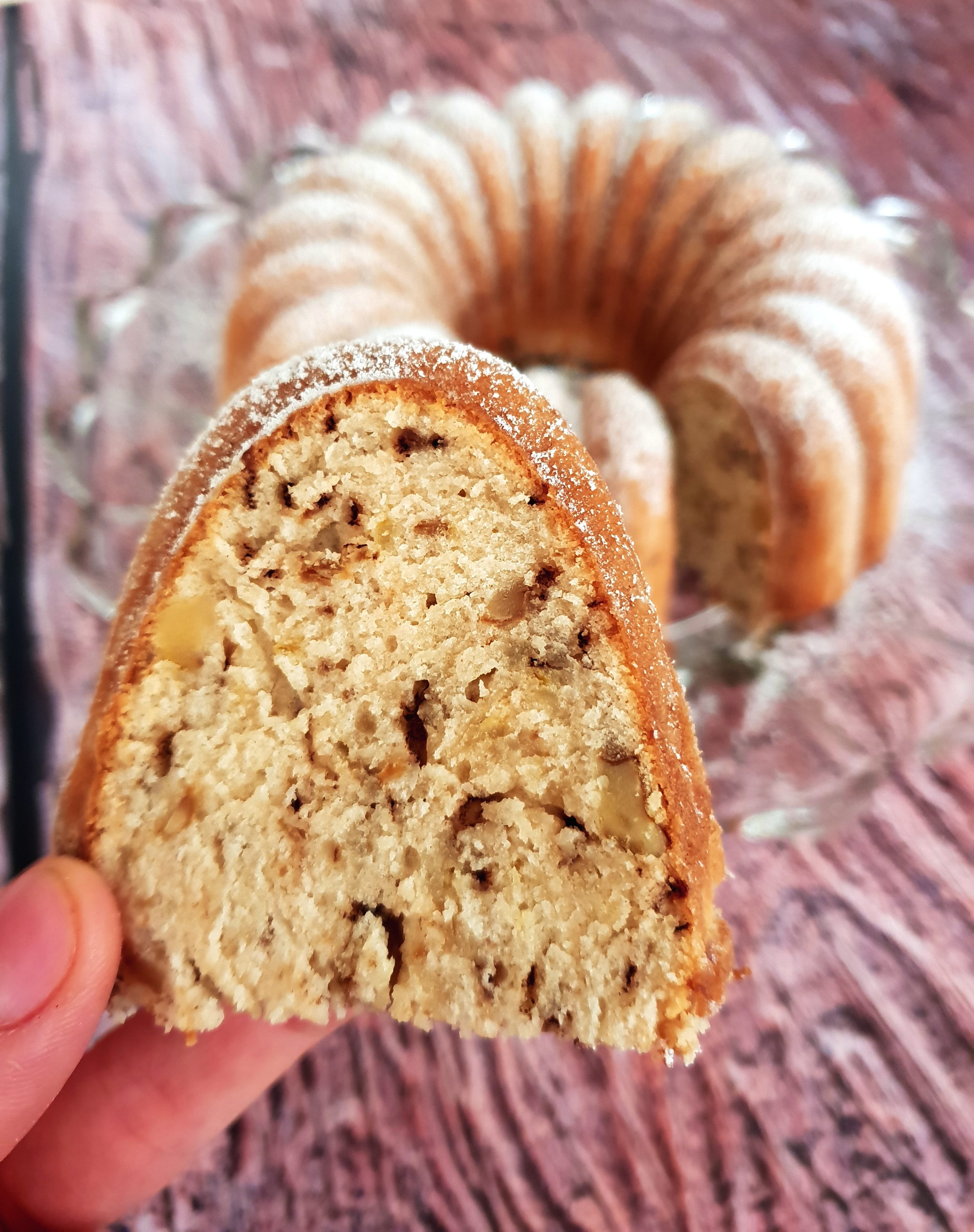 Bundt de claras com nozes e chocolate