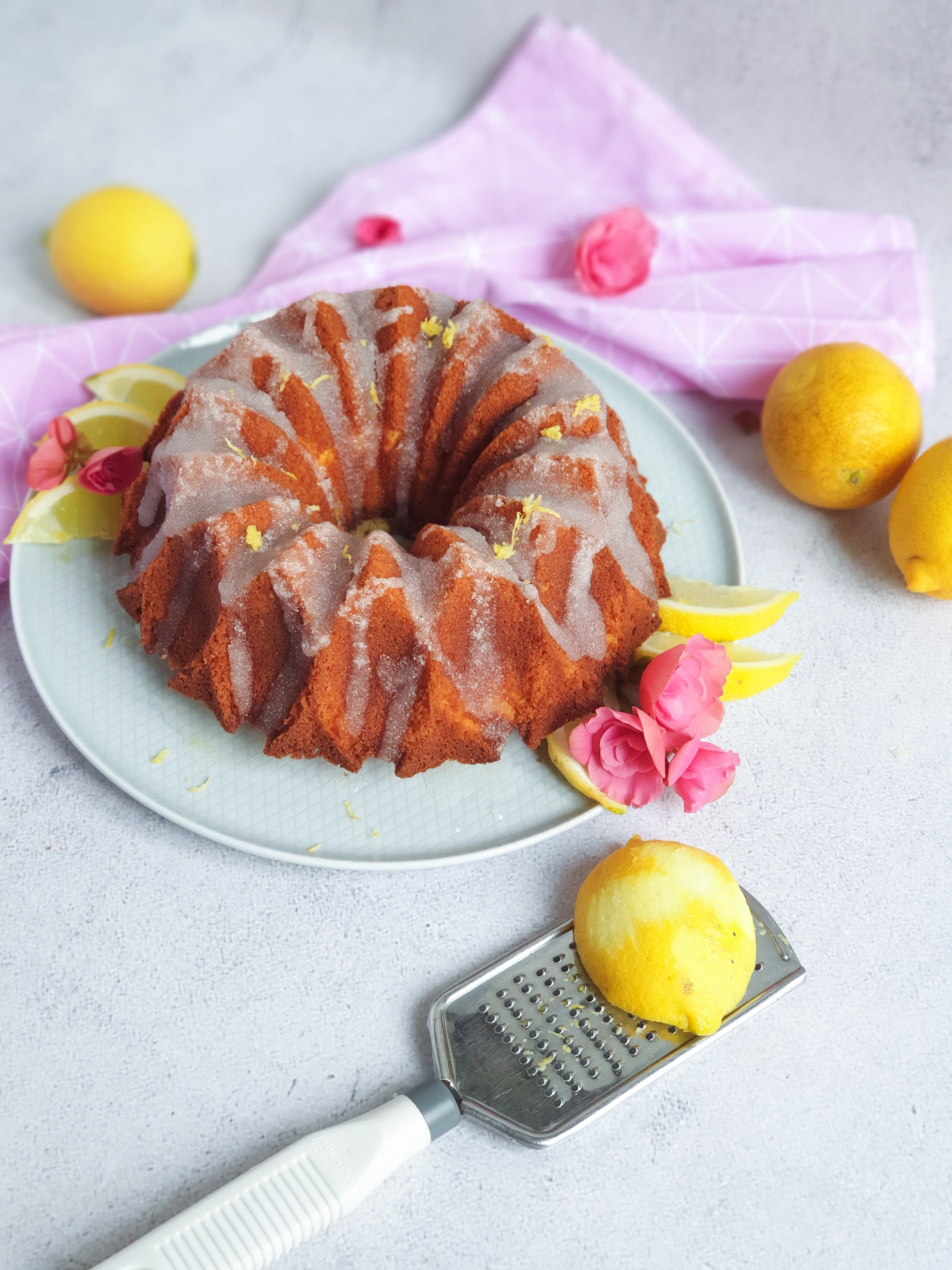Bolo de limão com cobertura crocante