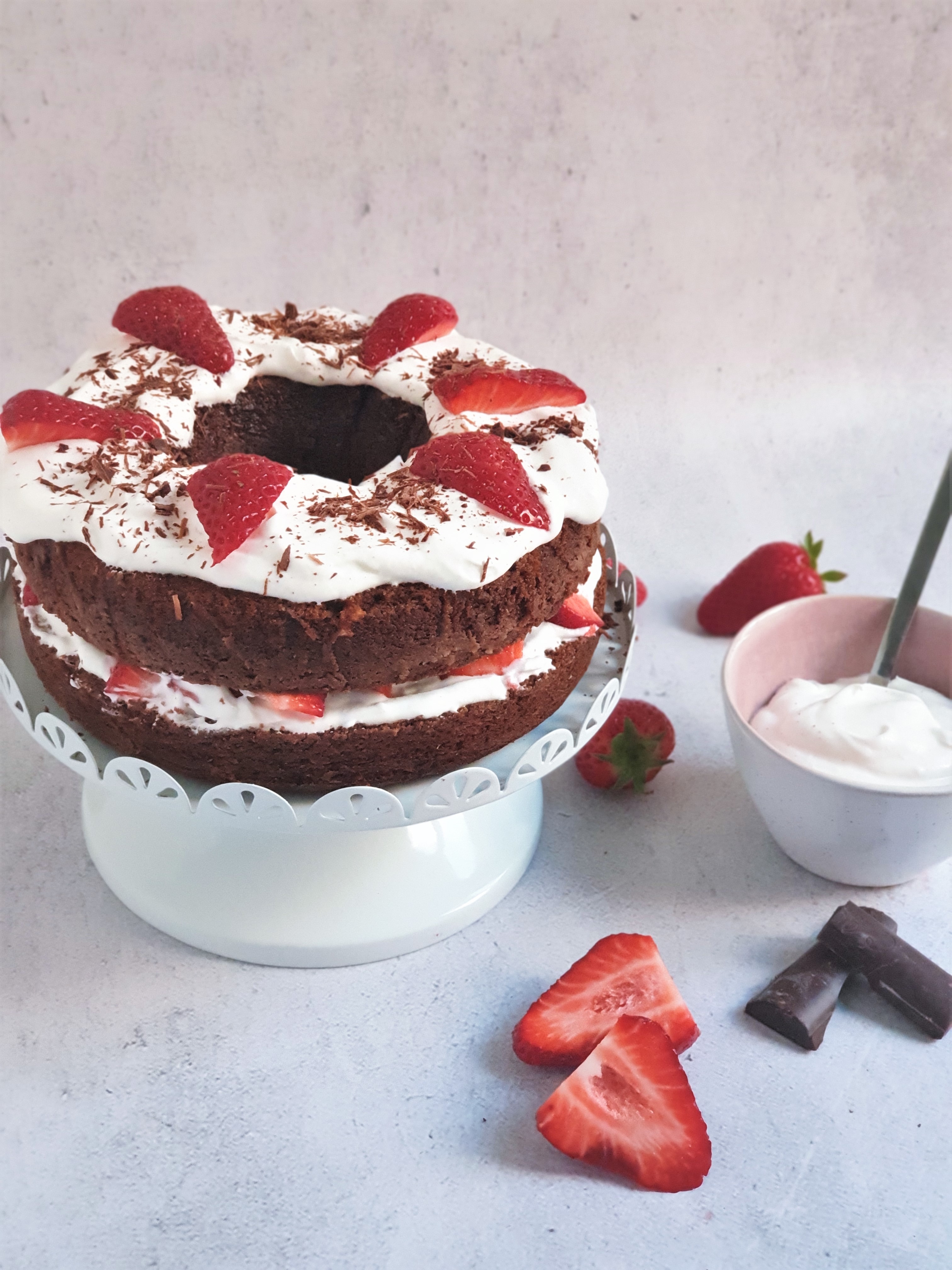 Bolo de chocolate com chantilly e morangos (cozido a vapor)