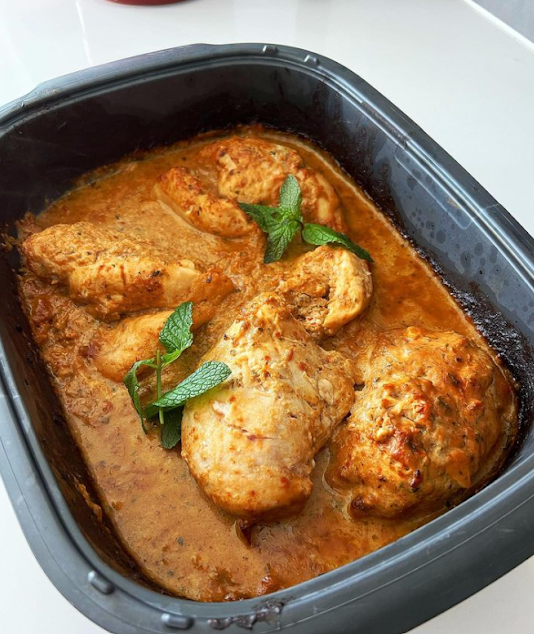 Peitos de frango com molho de leite de coco, tomate seco e pesto de manjericão