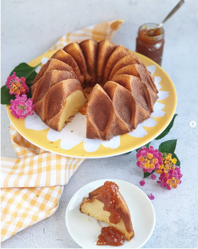 Bolo de requeijão com doce de abóbora