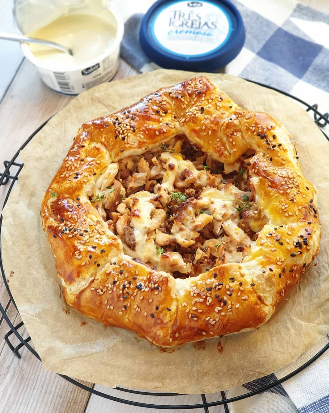 Tarte folhada de carne e queijo cremoso