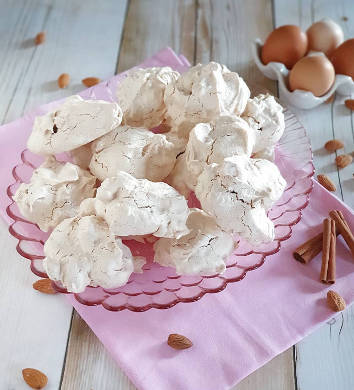 Arrepiados de Almoster (Suspiros com amêndoa e canela)