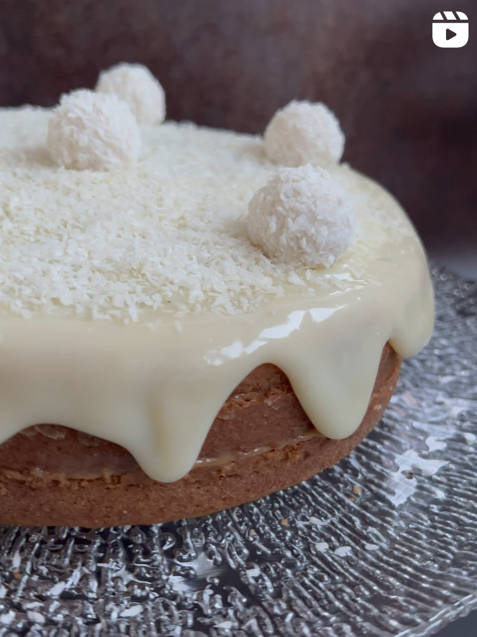 Bolo de côco com brigadeiro branco