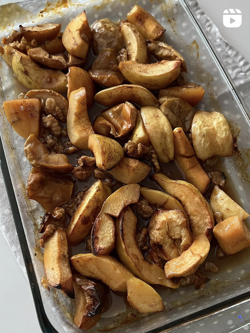 Marmelos e maçãs com nozes no forno