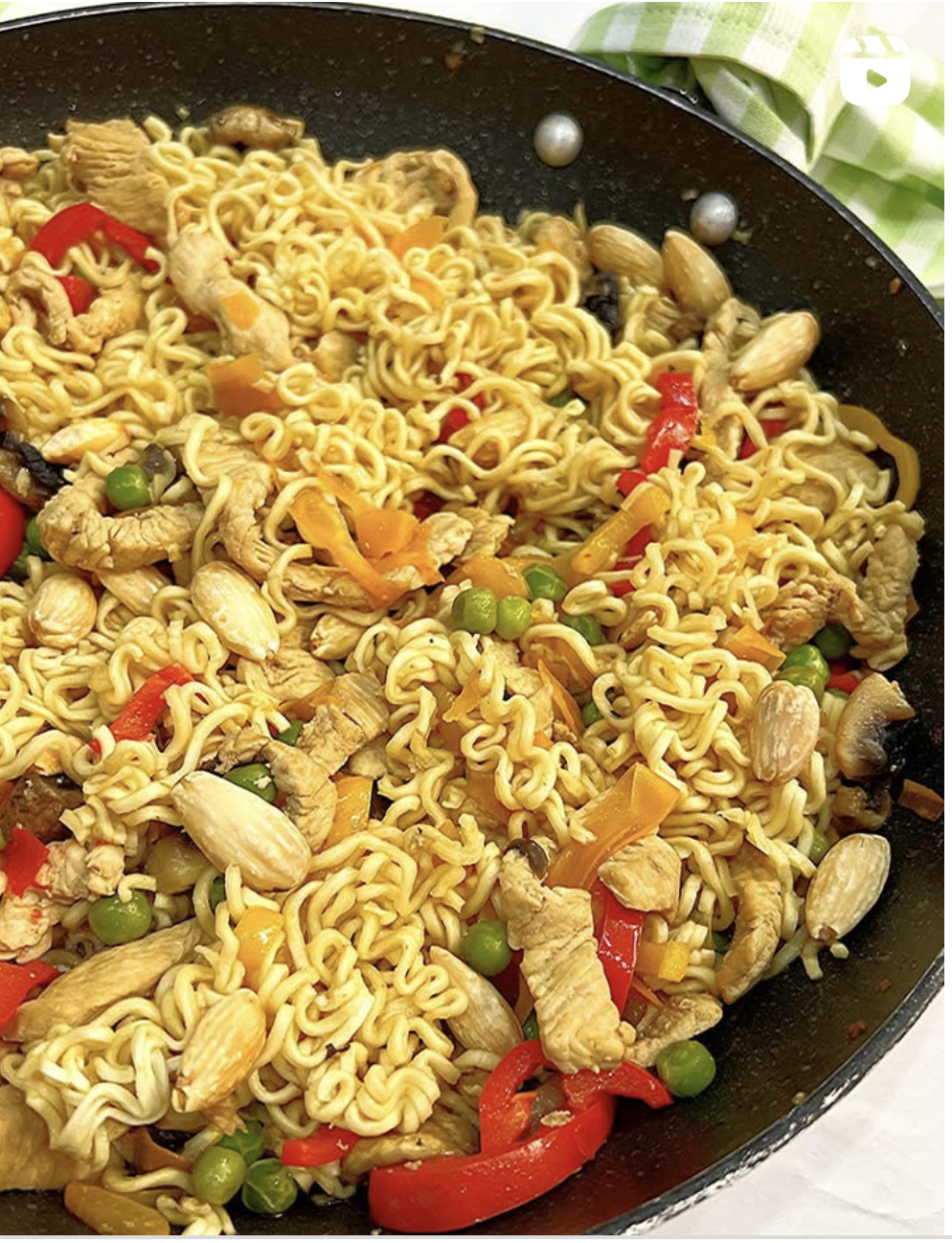 Noodle de perú com legumes na wok