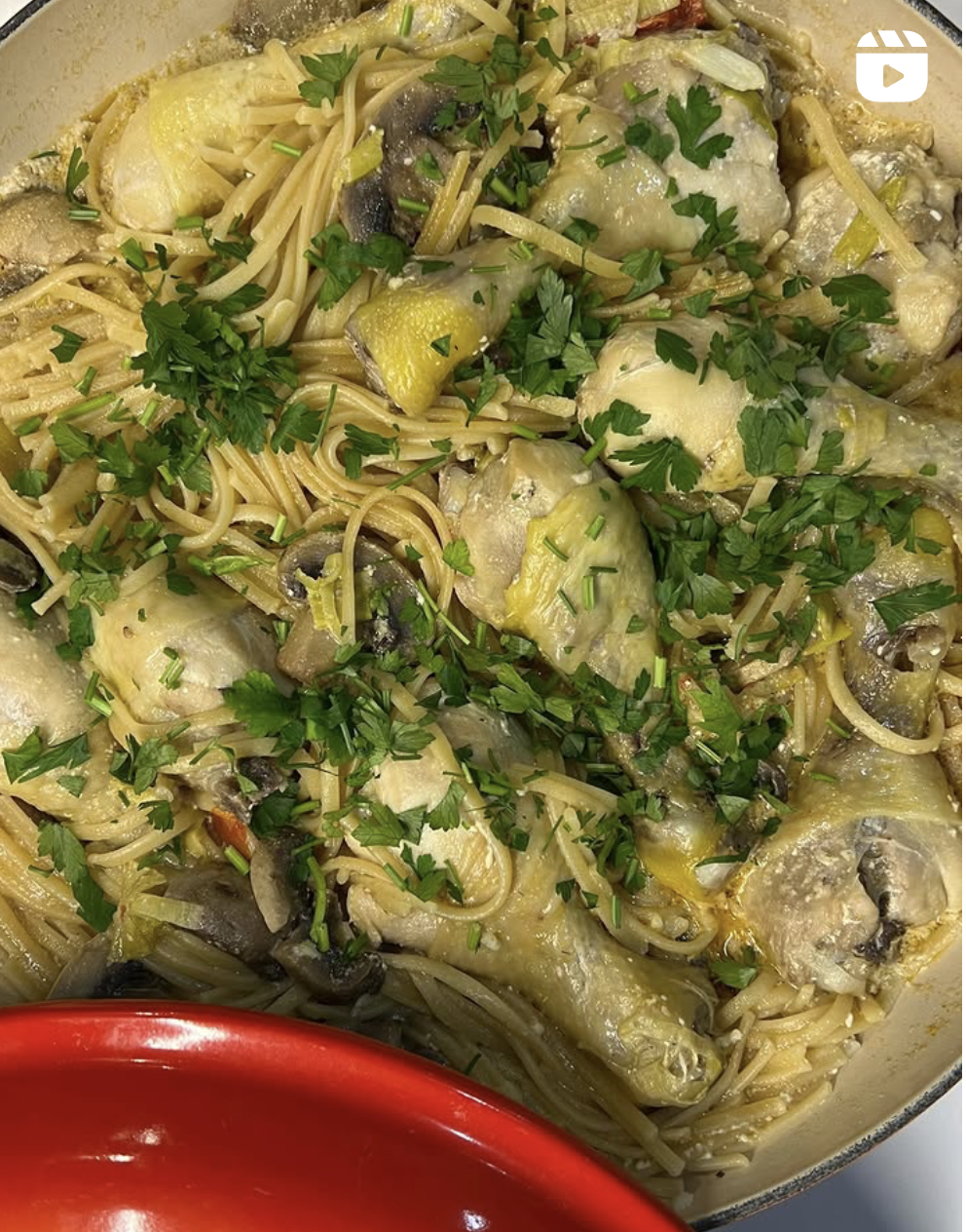 One pot pasta de perninhas de frango e legumes