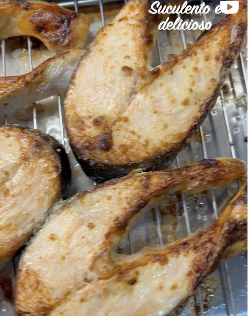 Salmão no forno, suculento e delicioso
