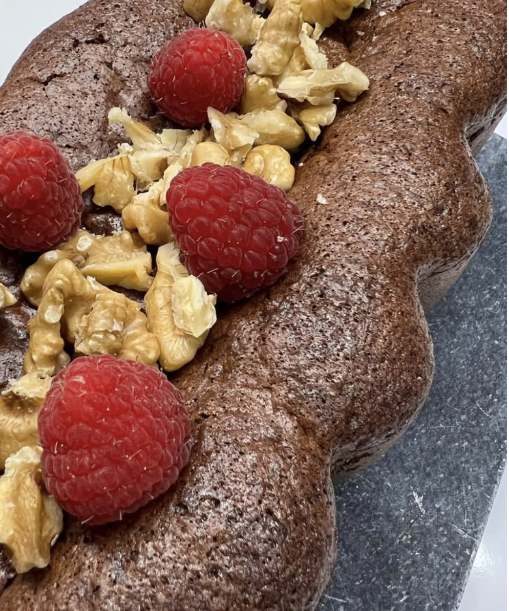 Bolo húmido de chocolate e noz