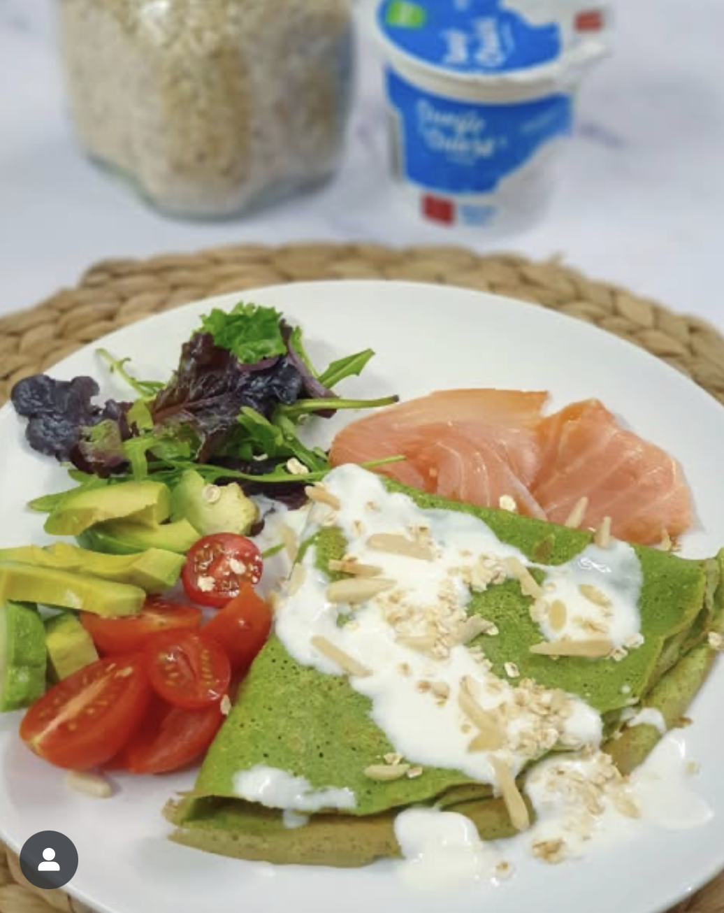 Crepes de aveia, queijo quark e espinafres