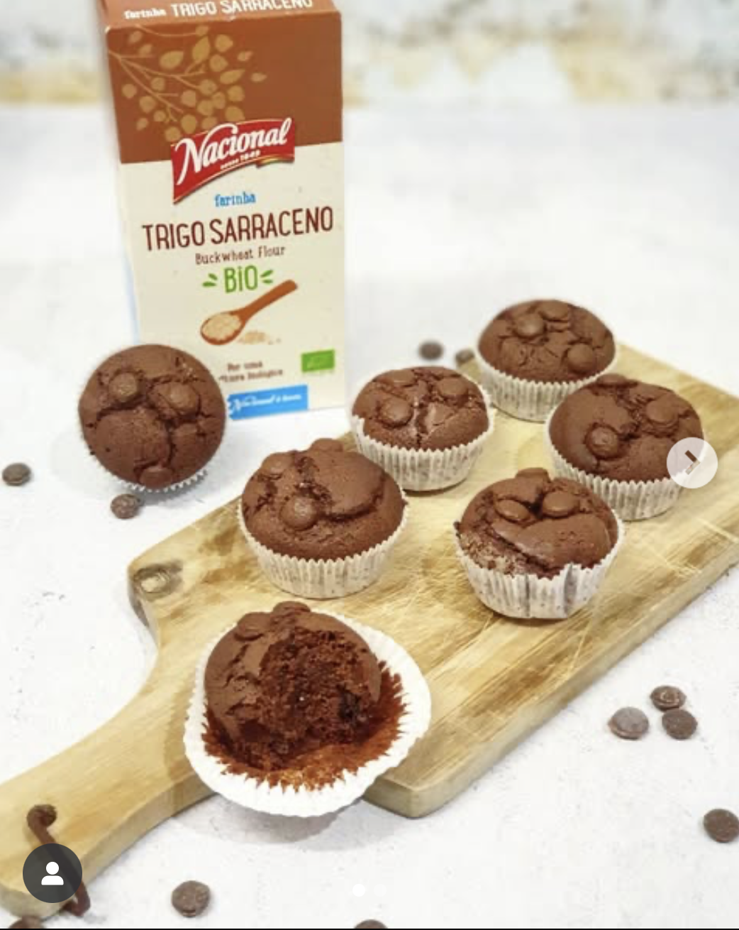 Muffins de cacau com manteiga de amendoim