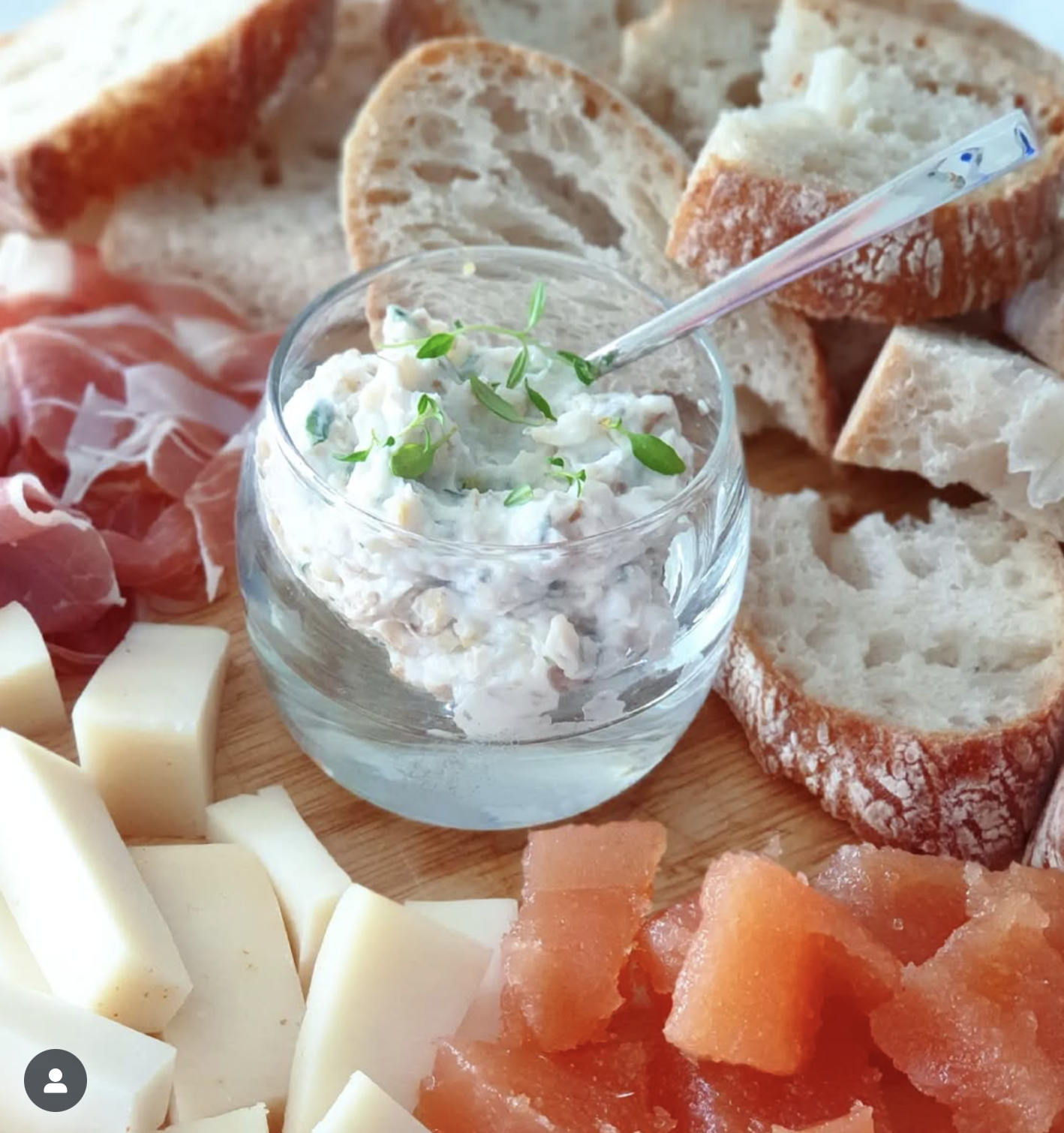 Patê de queijo fresco cremoso de cabra com nozes e tomilho