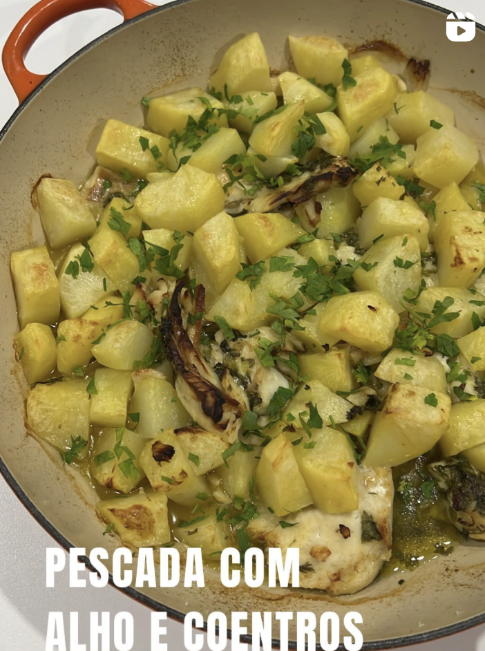 Pescada com alho e coentros com batatinhas douradas