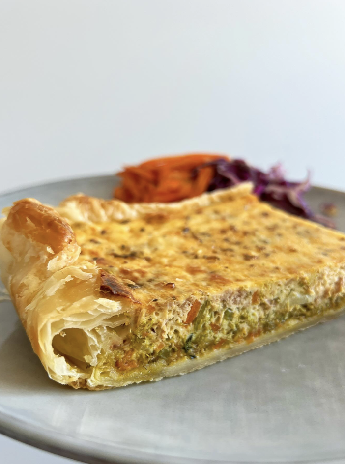 Quiche de atum, alho francês, cenoura e brócolos