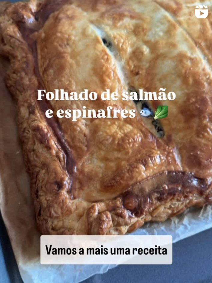 Folhado de salmão com espinafres 