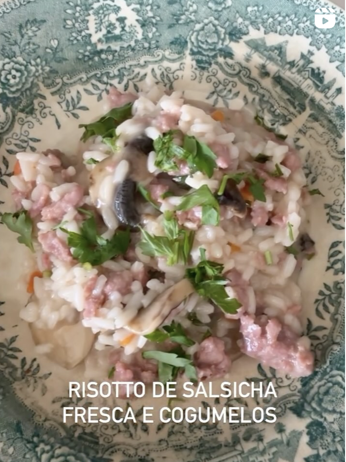 Risotto de salsicha fresca com cogumelos