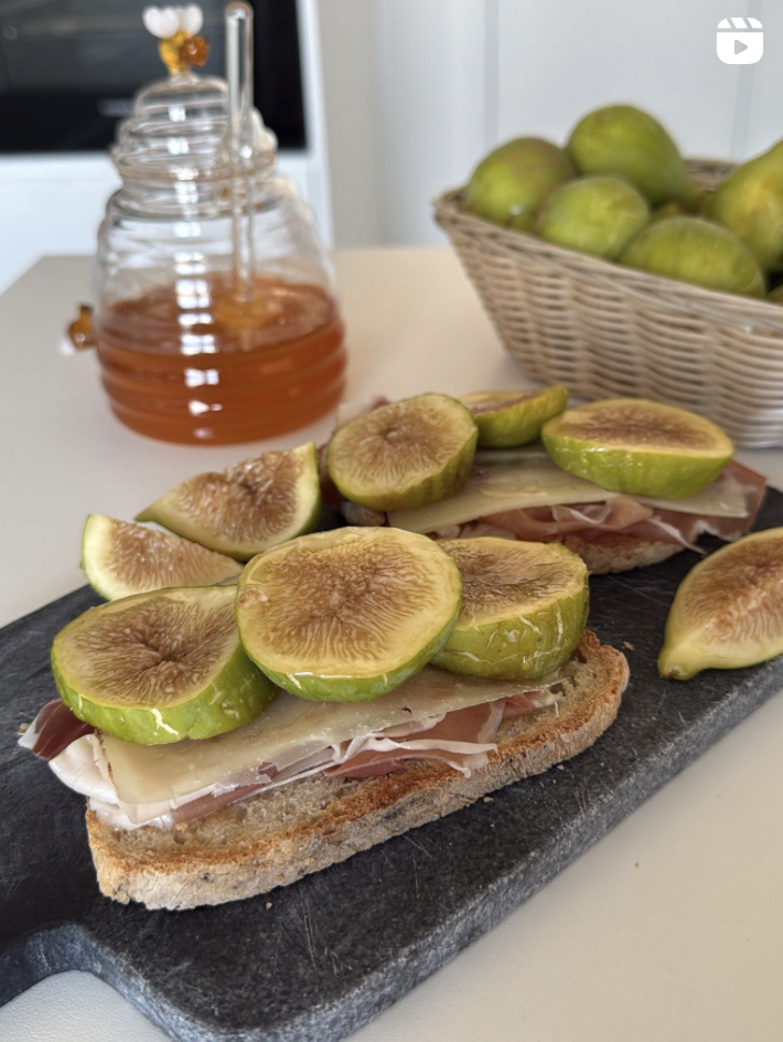 Tostas de figo com queijo e presunto