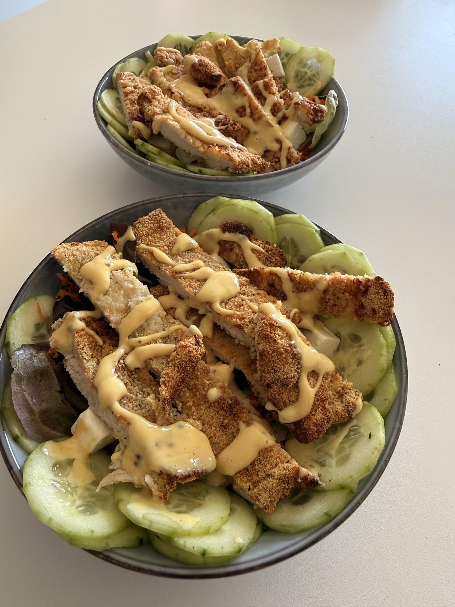 Salada com panado de peru e molho de mostarda e mel